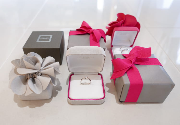 指輪を受け取った時の幸せに満ちた笑顔のために