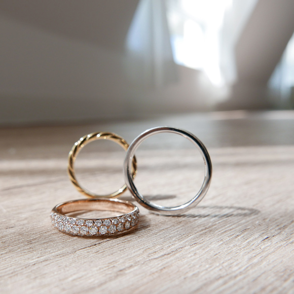 イサロイのエタニティリングとヘアライン仕上げのリング