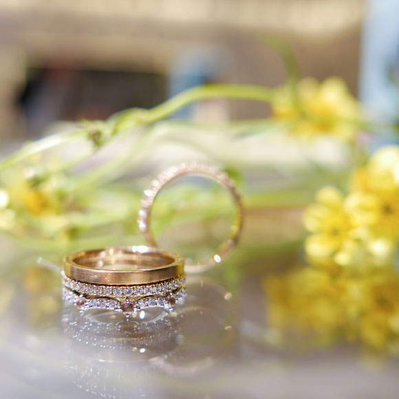 イサロイ「マリッジリングとエタニティリングの重ね付け」コーデ